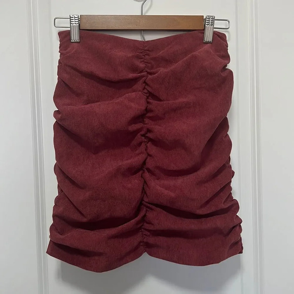 NWT Zara Women’s Runched Corduroy Zip Back Maroon Stretchy Mini Skirt size XS - Picture 1 of 6